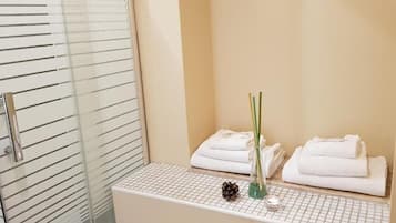 Basic-Doppelzimmer, Balkon, Stadtblick | Badezimmer