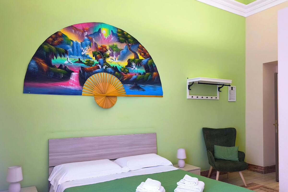 Quarto casal básico, sacada, vista para a cidade | Cofres nos quartos, quartos à prova de som
