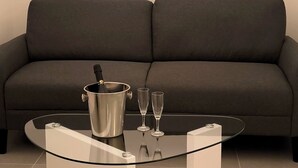 Loftsrom – deluxe, terrasse, hageutsikt | Oppholdsområde