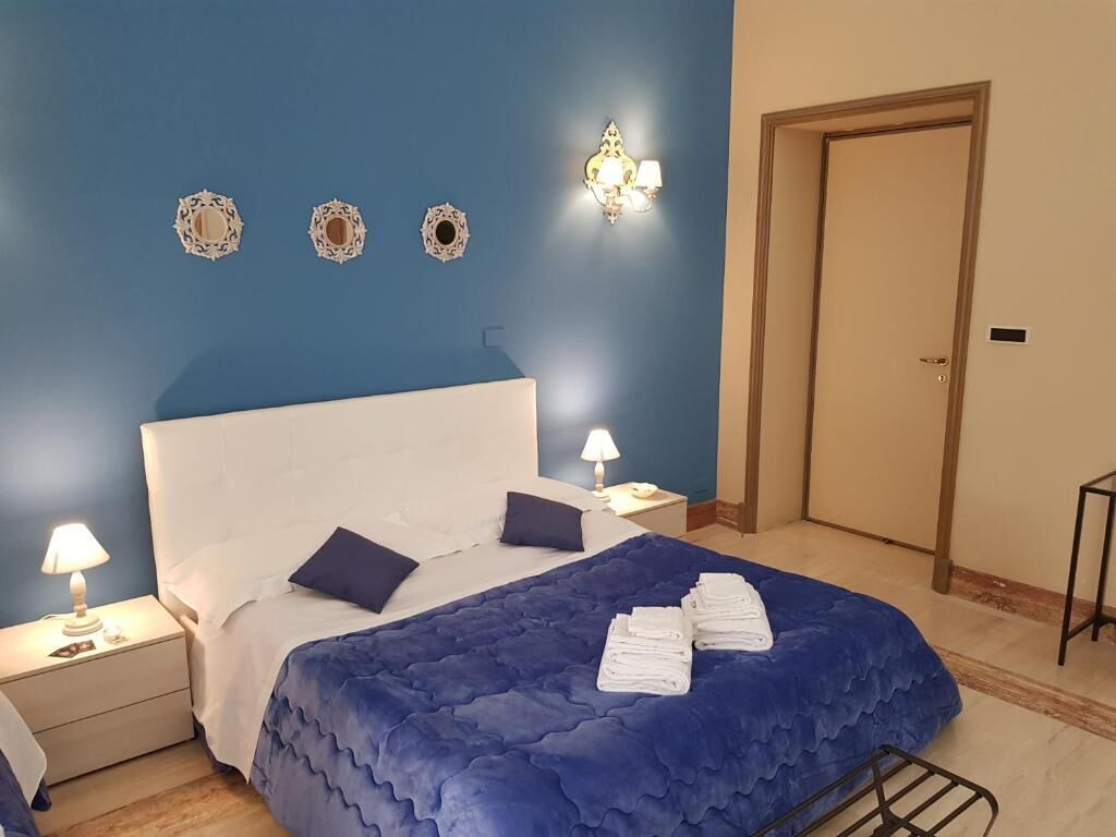 Chambre Quadruple, balcon, vue ville | Coffres-forts dans les chambres, chambres insonorisées