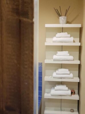 Basic Quadruple Room, Balcony, City View | Spa - B&B Sicily Luxury  (Catania)