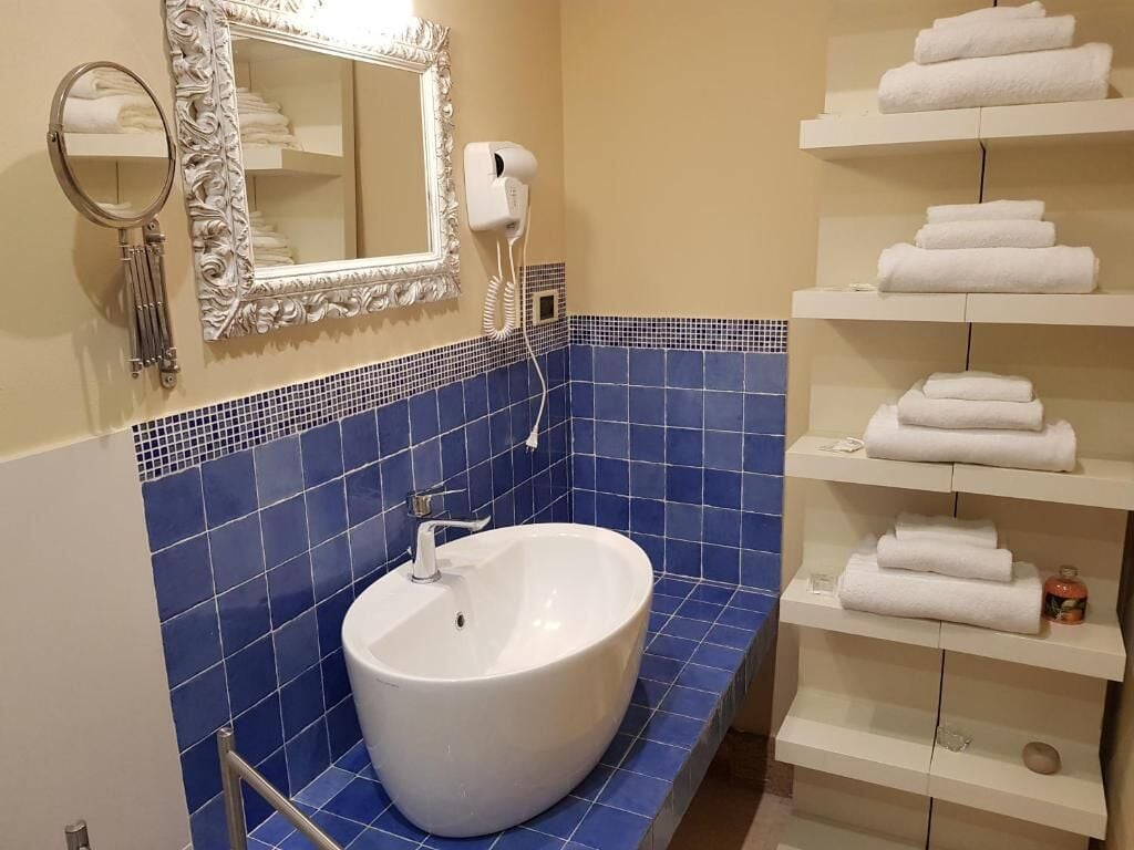 Basic-Vierbettzimmer, Balkon, Stadtblick | Badezimmer