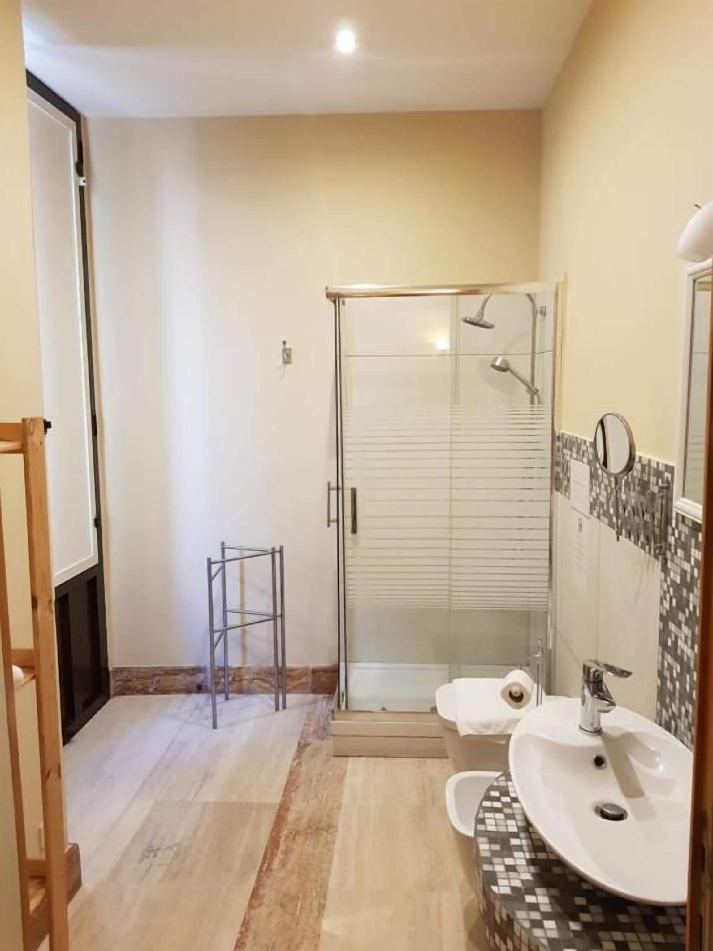 Superior Double Room, Balcony, City View | Bathroom
