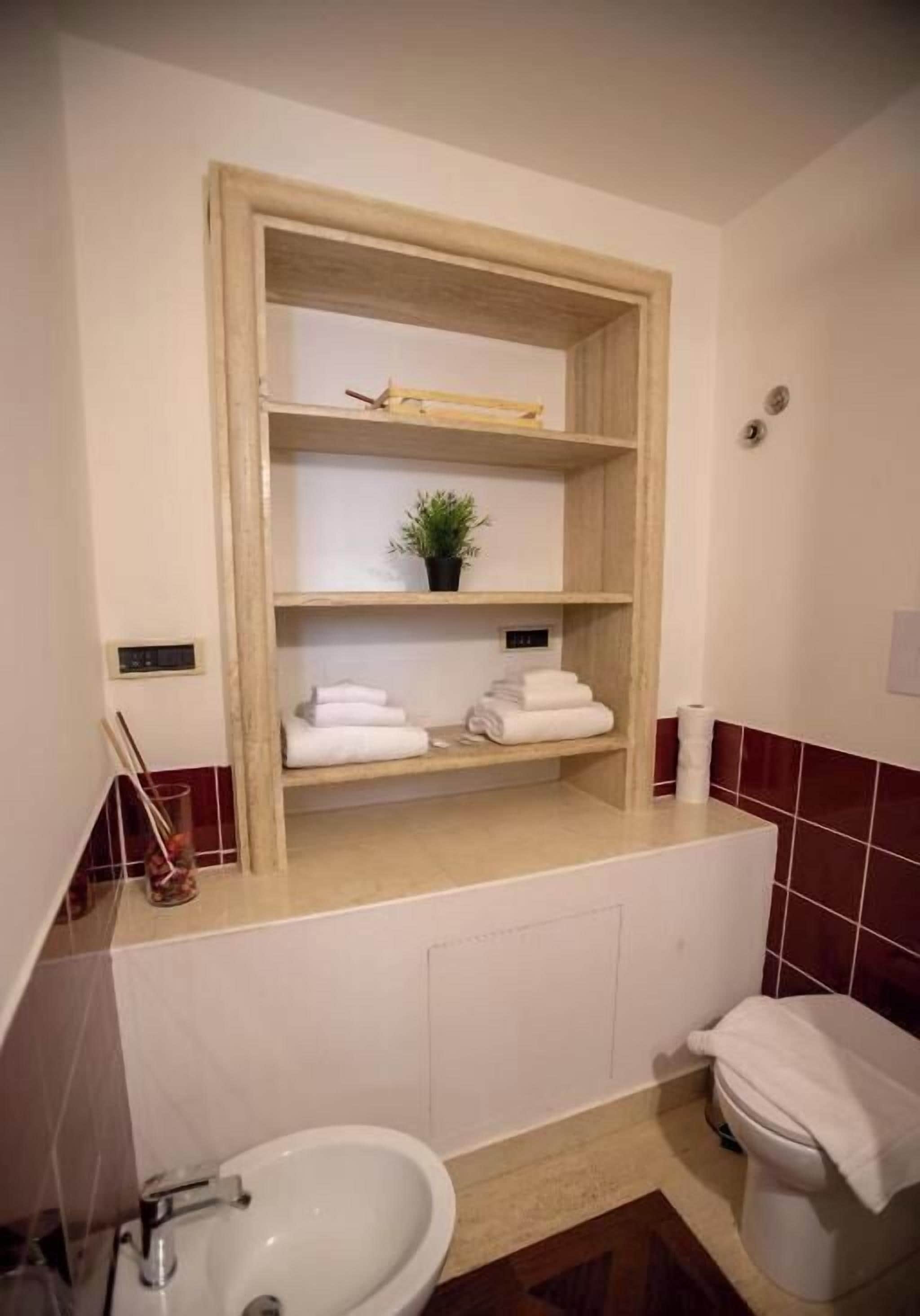 Basic Double Room, Balcony, City View | Bathroom
