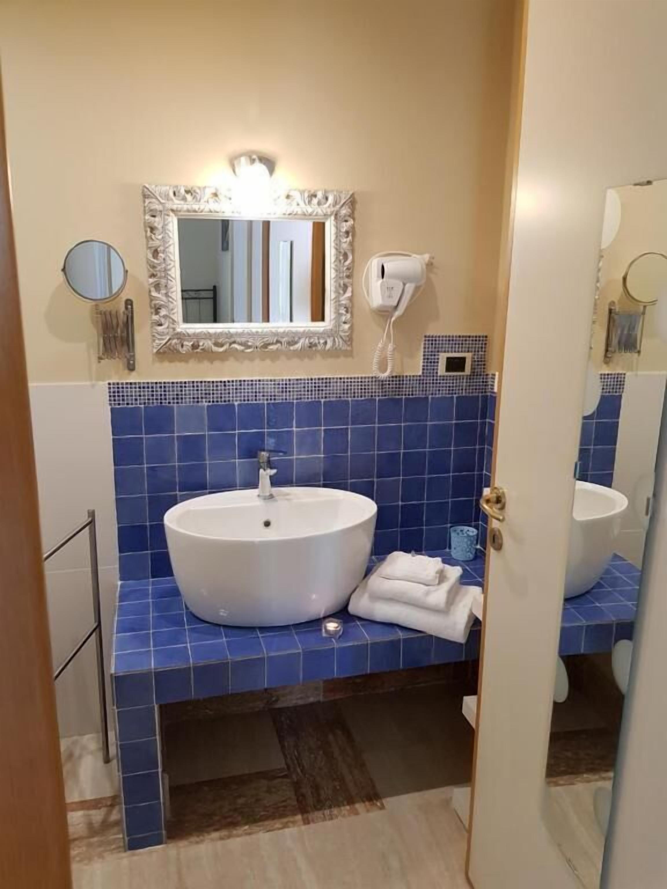 Basic Quadruple Room, Balcony, City View | Bathroom