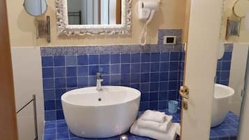Basic Quadruple Room, Balcony, City View | Bathroom