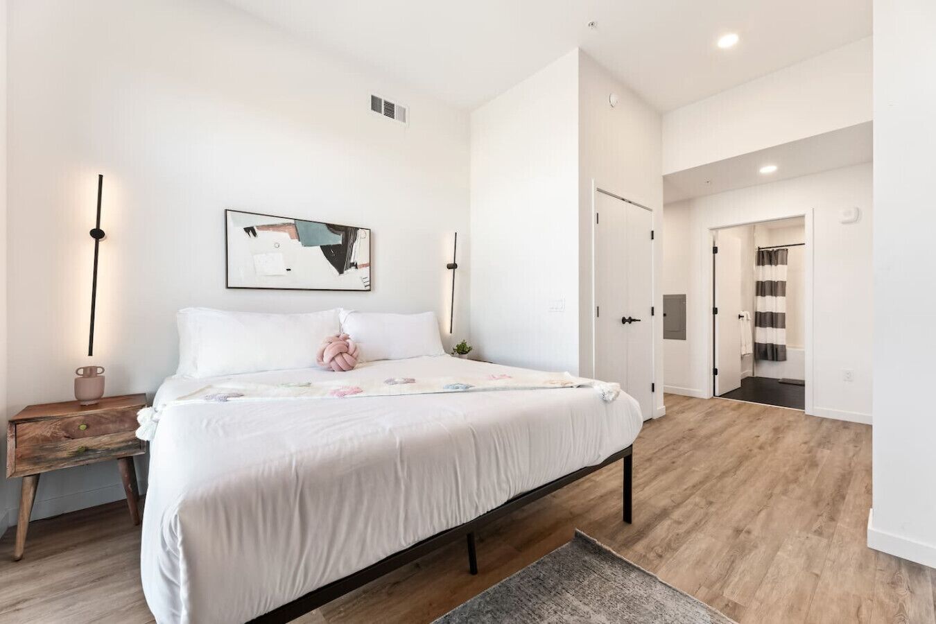 Desk, iron/ironing board, travel cot, WiFi