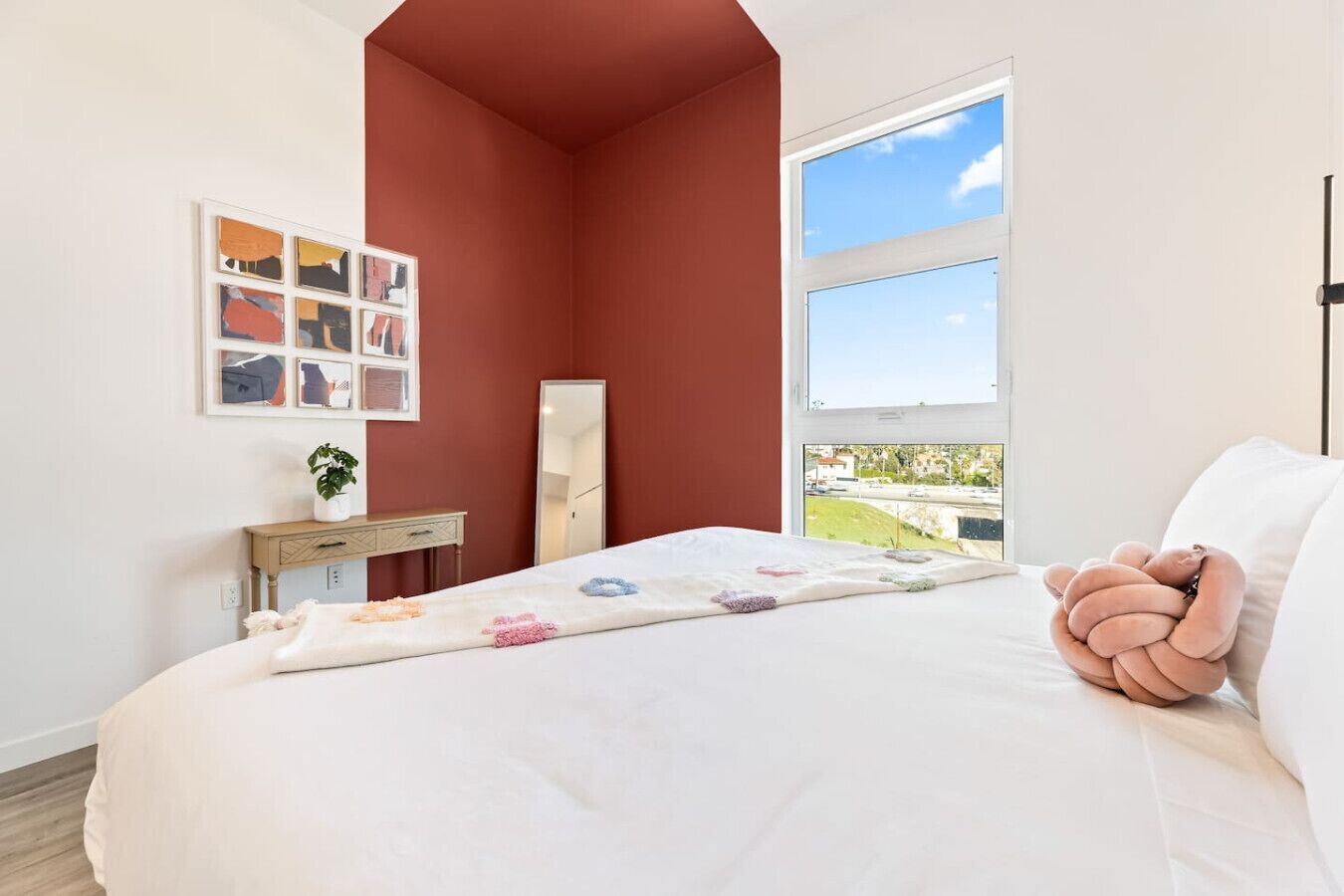 Schreibtisch, Bügeleisen/Bügelbrett, Reisekinderbett, WLAN