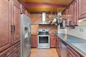 Fridge, microwave, oven, stovetop - Elegant one-bedroom apartment with AC in the 'Heart' of downtown St. John's (St. John's)