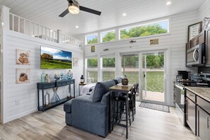 Fridge, microwave, oven, stovetop - Knot Workin - Floating House on Lake Cumberland (Russell Springs)