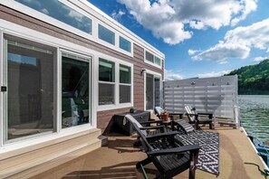 Terrace/patio - Knot Workin - Floating House on Lake Cumberland (Russell Springs)