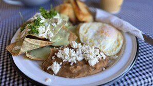 A plate with a burrito, a fried egg, and a side of refried beans. - HOTEL FRANCO (El Fuerte)