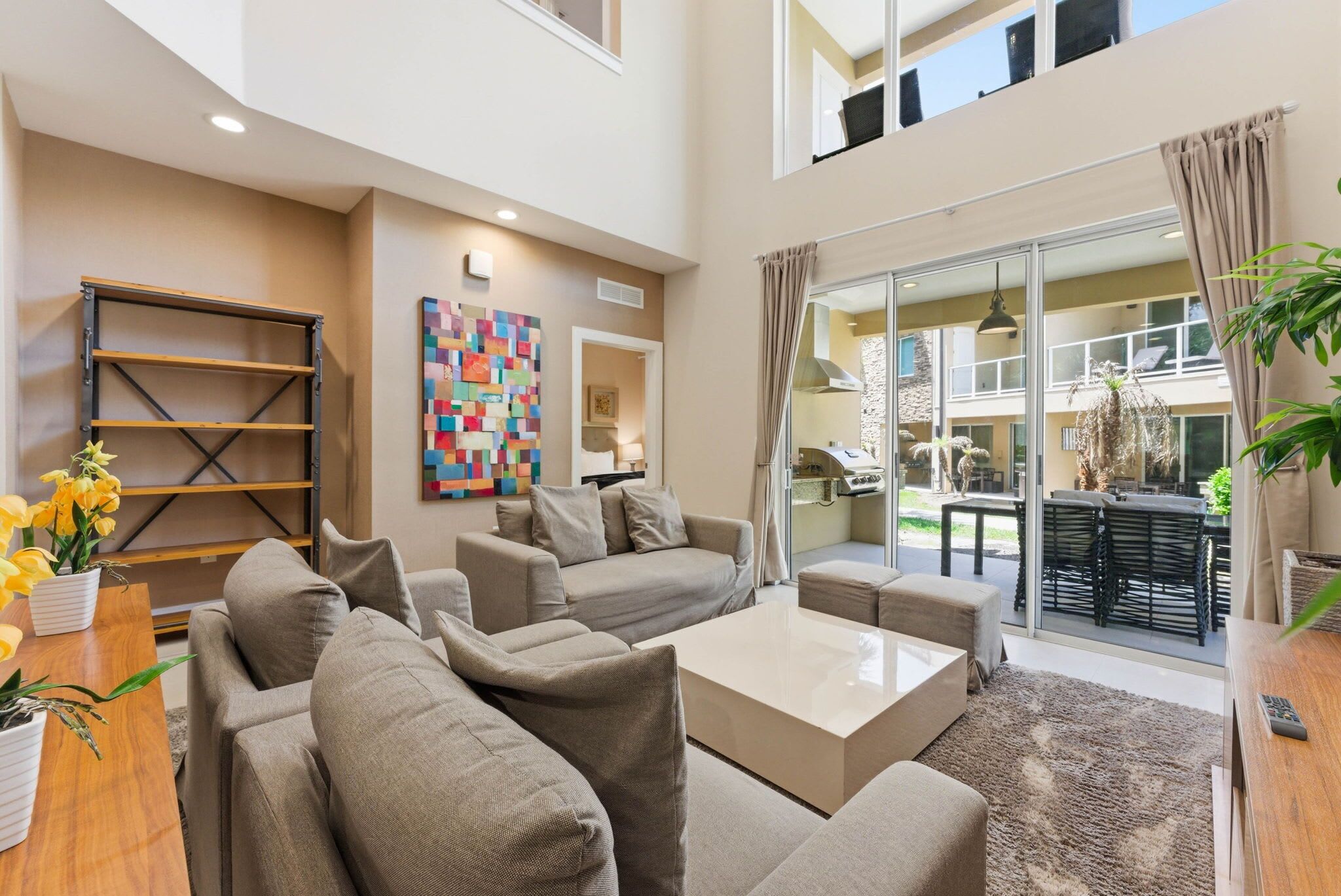 Villa (4 Bedrooms) | Área de sala de estar | Televisión de 50 pulgadas con canales por cable 