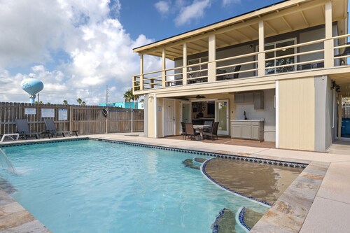 Coastal 3-bd. Retreat with Pool sleeps 10!