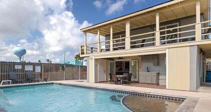 Coastal 3-bd. Retreat with Pool sleeps 10!