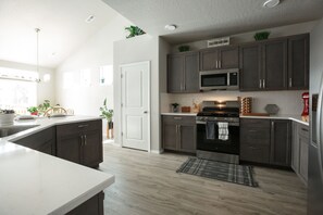 Private kitchen - New Build 4BR+Den/Futon, KingBed, Resort golf, central CdA (Coeur d'Alene)