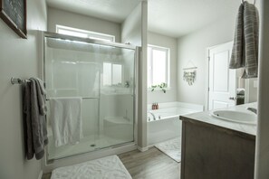 Hair dryer, towels, soap, toilet paper - New Build 4BR+Den/Futon, KingBed, Resort golf, central CdA (Coeur d'Alene)