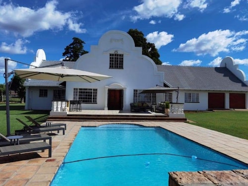 Perfect 4-bedroom farmhouse in welcoming Witbank for your getaway