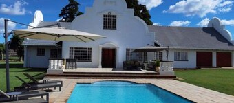 Perfect 4-bedroom farmhouse in welcoming Witbank for your getaway