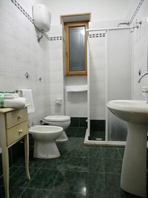 Double or Twin Room, Balcony, Sea View | Bilik Mandi