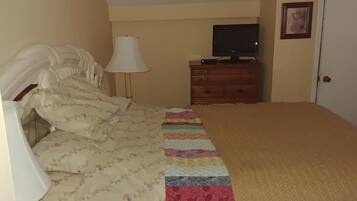 Tabla de planchar con plancha, wifi y ropa de cama