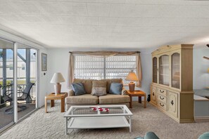 Living area - Charming Coastal Trailer Home with Private Parking (Venice)