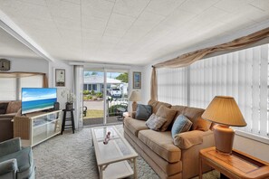 Living area - Charming Coastal Trailer Home with Private Parking (Venice)