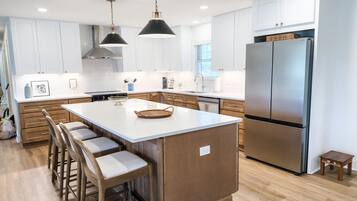 Coffee/tea maker, fridge, microwave, oven