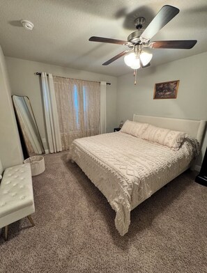 3 bedrooms, iron/ironing board, WiFi, bed sheets - Downtown Escape (Pensacola)