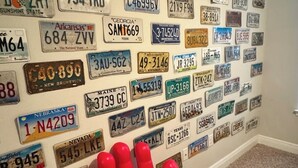 Un mur recouvert de plaques d’immatriculation provenant de différents États.