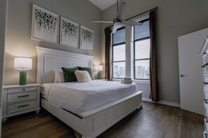 Iron/ironing board, WiFi, bed sheets - Luxurious Downtown Penthouse-2 bed 3 bath plus loft- City View 402 (Nashville)