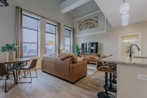 TV - Luxurious Downtown Penthouse-2 bed 3 bath plus loft- City View 402 (Nashville)