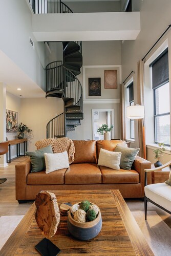 Luxurious Downtown Penthouse-2 bed 3 bath plus loft- City View 402