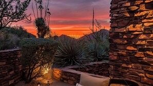 A stone wall, a cactus garden, and a sunset view. - Scottsdale family 4BR Oasis with Pool and Modern Living (Scottsdale)
