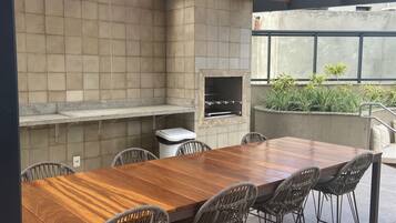 Apartamento Confort, vistas a la playa | Restaurante al aire libre