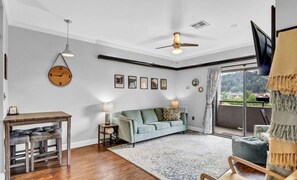 Smart TV - Laurel Inn 605 2 king bedroom with private balcony close to downtown (Gatlinburg)