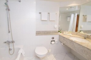 A modern bathroom with a shower, toilet, and two sinks. - Lindner Congress Hotel (Cottbus)