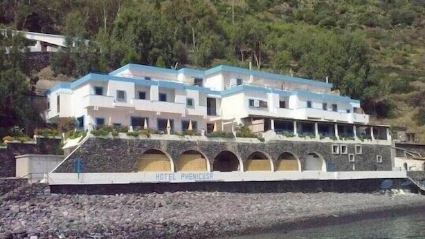A hotel with a modern architectural style, featuring a flat roof and multiple balconies. - Hotel Phenicusa (Lipari)