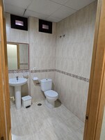 Quarto casal ou duplo, sacada | Banheiro | Secador de cabelo, toalhas de banho, sabonete, shampoo