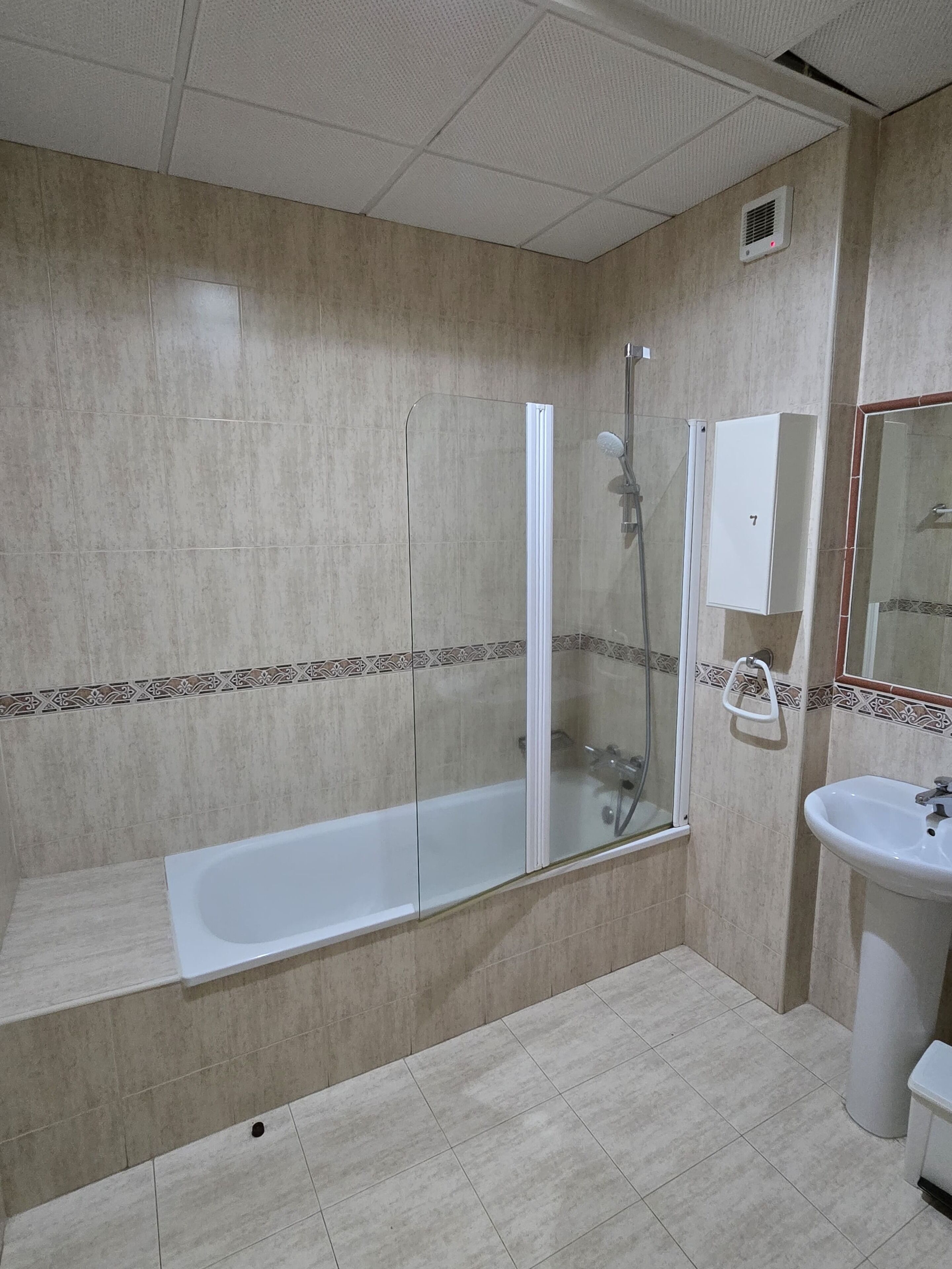 Habitación con 1 cama matrimonial o 2 individuales, balcón | Baño | Secadora de cabello, toallas, jabón, shampoo 