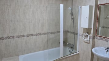 Habitación con 1 cama matrimonial o 2 individuales, balcón | Baño | Secadora de cabello, toallas, jabón, shampoo