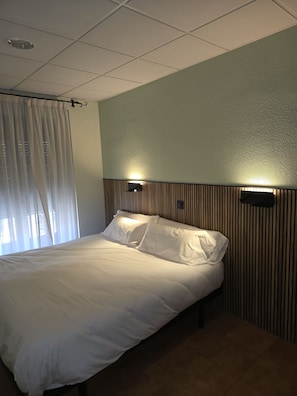 Escritorio, wifi gratis y acceso para silla de ruedas 