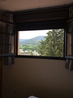 Quarto casal econômico, sacada, vista para a montanha | Escrivaninha, Wi-Fi de cortesia