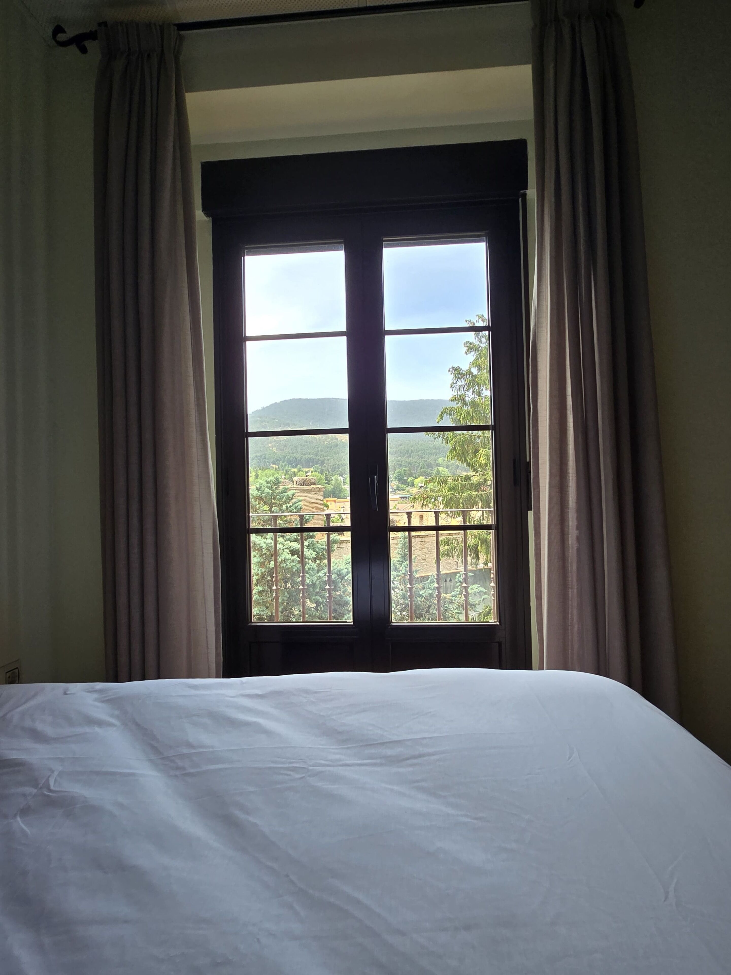 Habitación con 1 cama matrimonial o 2 individuales, balcón, vista a la montaña | Escritorio, wifi gratis y acceso para silla de ruedas 