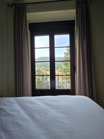 Quarto casal ou duplo, sacada, vista para a montanha | Escrivaninha, Wi-Fi de cortesia