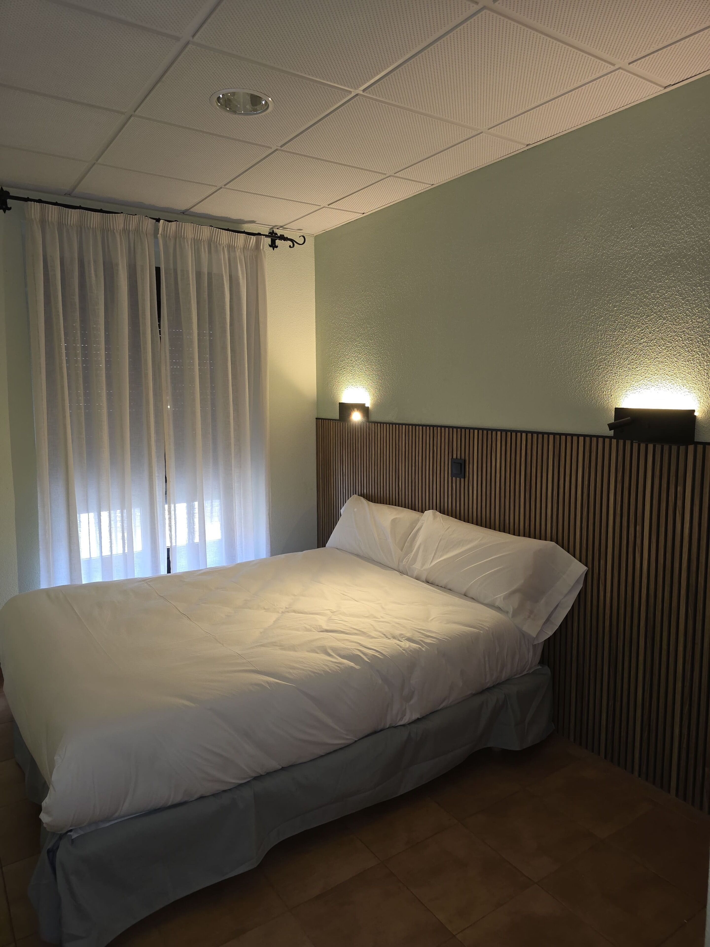 Escritorio, wifi gratis y acceso para silla de ruedas 