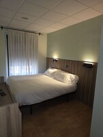 Quarto casal ou duplo, sacada | Escrivaninha, Wi-Fi de cortesia