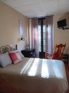 Desk, free WiFi, wheelchair access - Hostal La Cigüeña (El Espinar)