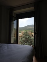 Habitación con 1 cama doble o 2 individuales, balcón, vistas a la montaña | Escritorio y wifi gratis