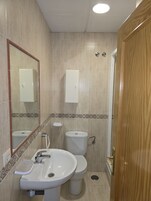 Habitación con 1 cama doble o 2 individuales, balcón, vistas a la montaña | Baño | Secador de pelo, toallas, jabón y champú